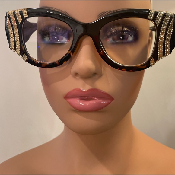 Luxury Fashion Frames - Picture 5 of 6